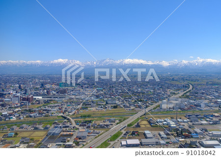 鳥瞰圖、春天立山山脈和富山市 鳥瞰圖、春天立山山脈和富山市 91018042