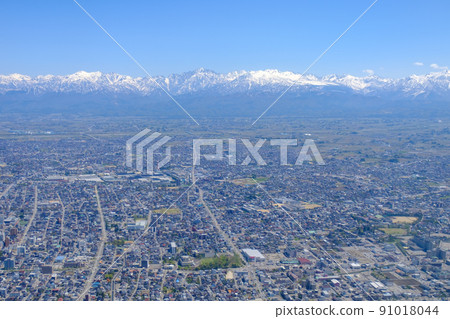 鳥瞰圖、春天立山山脈和富山市 91018044