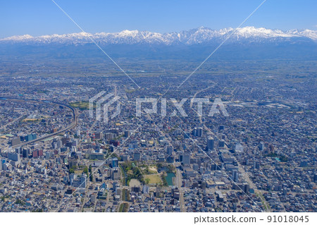 鳥瞰圖、春天立山山脈和富山市 91018045