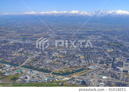 鳥瞰圖、春天立山山脈和富山市 91018051