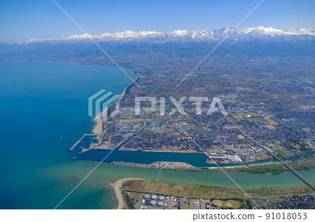 鳥瞰圖/春天立山山脈和富山市/日本海 鳥瞰圖/春天立山山脈和富山市/日本海 91018053
