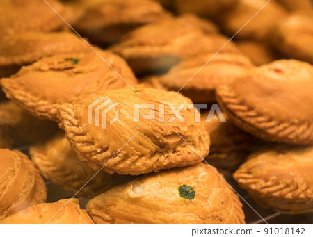 Close-up view of the delicious chicken curry puffs. 91018142