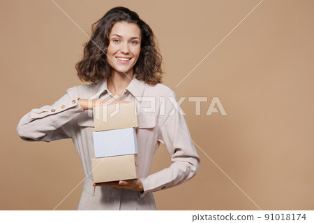 woman's hand holds cardboard boxes for delivery. food and clothing with home delivery. woman's hand holds cardboard boxes for delivery. food and clothing with home delivery. 91018174