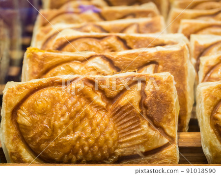 Taiyaki is a traditional Japanese fish shaped cake that is usually filled with red bean paste, but Croissant Taiyaki version comes with a buttery puff pastry to give it a croissant like texture. 91018590