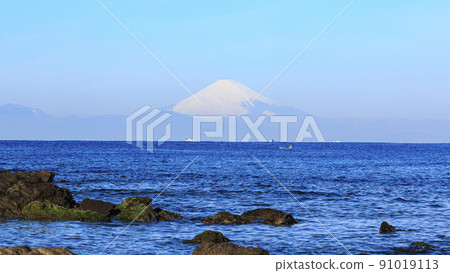 Winter at Wadanahama Beach, which straddles Miura City and Yokosuka City, Kanagawa Prefecture, on the Shonan Miura Peninsula 91019113