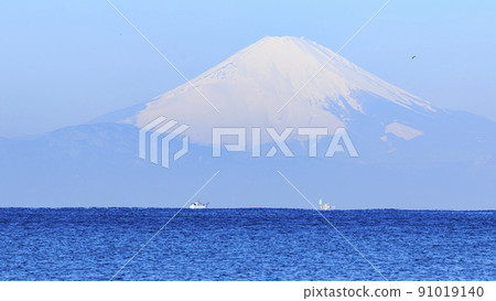 Winter at Wadanahama Beach, which straddles Miura City and Yokosuka City, Kanagawa Prefecture, on the Shonan Miura Peninsula 91019140