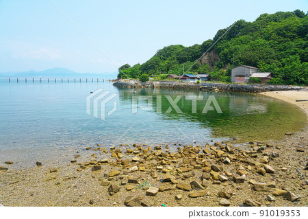 岡山縣笠岡市，笠岡群島中最大的島嶼北木島，初夏時分位於楠木區的一個小海灣 91019353