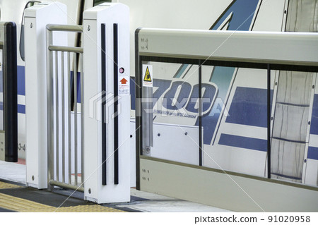 Shinkansen and platform doors (Shin-Kobe Station) Shinkansen and platform doors (Shin-Kobe Station) 91020958