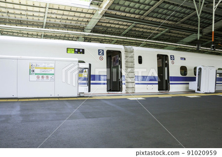 Shinkansen and platform doors (Shin-Kobe Station) 91020959