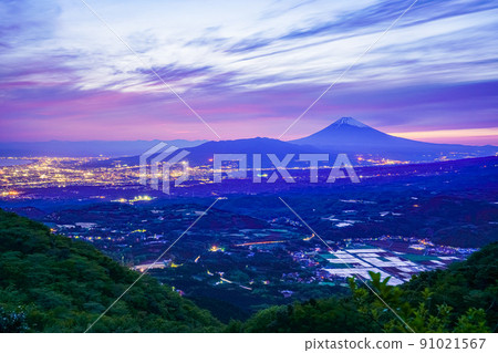（靜岡縣）從伊豆天際線眺望丹納盆地和富士山的夜景 91021567