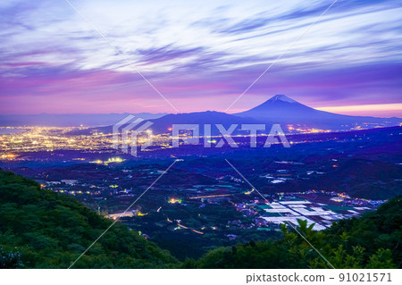 （靜岡縣）從伊豆天際線眺望丹納盆地和富士山的夜景 91021571