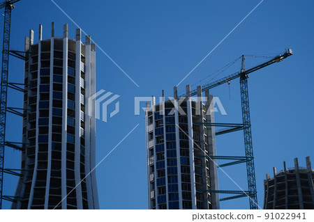T.ower crane at construction of new multi-storey house 91022941