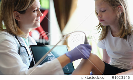 Doctor diagnosing injuries or defects of kid Doctor diagnosing injuries or defects of kid 91023146