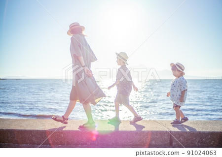 沿著海岸散步的父母和孩子 91024063