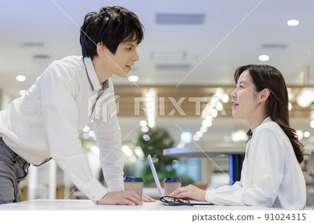 Men and women chatting in the office conversation Men and women chatting in the office conversation 91024315