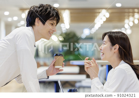 Men and women chatting in the office conversation Men and women chatting in the office conversation 91024321
