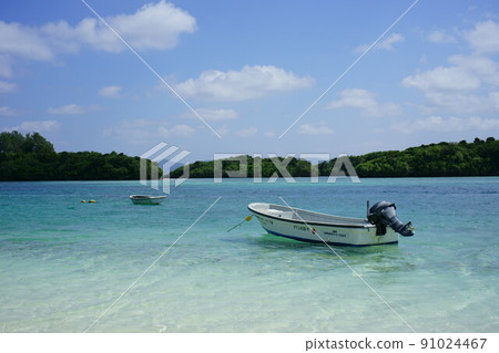 Scenery of a boat floating in Kabira Bay, Ishigaki Island Scenery of a boat floating in Kabira Bay, Ishigaki Island 91024467