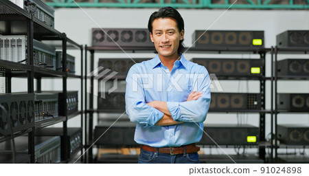 asian investor smiling at camera 91024898