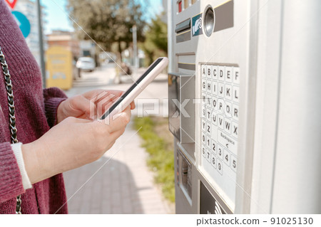 Woman paying for fuel via the smartphone 91025130