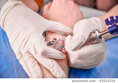 Professional tattoo artist at work 91025254