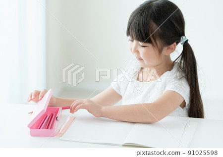 正在學習的小學生 91025598