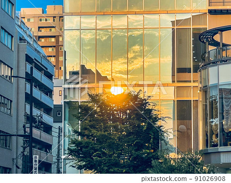 晚上日落玻璃反射太陽 晚上日落玻璃反射太陽 91026908