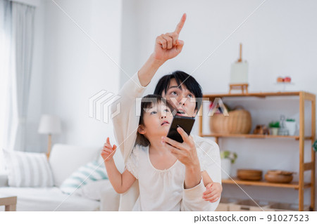 Parents and children using IoT home appliances 91027523