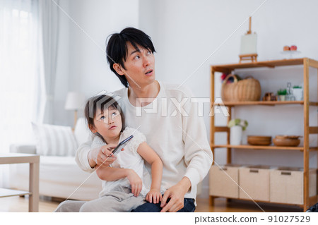 Parents and children using IoT home appliances 91027529