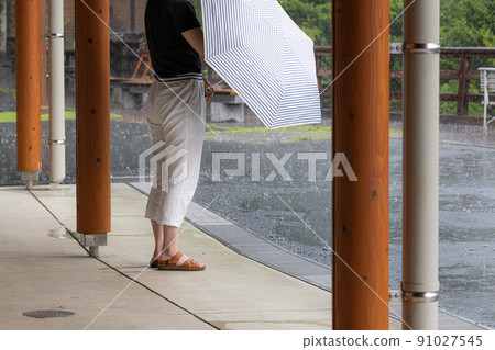 避雨的女人 屋頂下撤離的女人 91027545