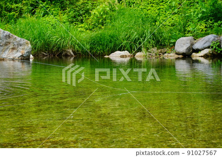 (山澗垂釣)飛竿和釣線延伸到水面 (山澗垂釣)飛竿和釣線延伸到水面 91027567