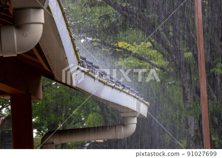大雨擊中屋頂 91027699