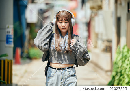 用耳機聽音樂的 Z 世代女性 91027825