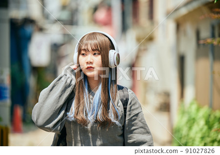 用耳機聽音樂的 Z 世代女性 用耳機聽音樂的 Z 世代女性 91027826