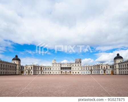 white cloud in blue sky over Great Gatchina Palace 91027875