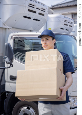 物流/運輸業：提行李的男士 91028205