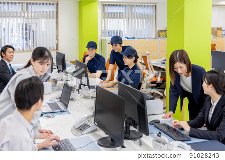 在物流/運輸行業辦公室工作的人 在物流/運輸行業辦公室工作的人 91028243