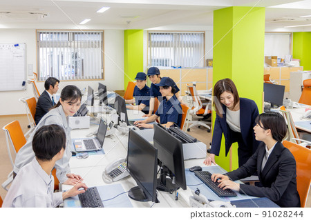 在物流/運輸行業辦公室工作的人 在物流/運輸行業辦公室工作的人 91028244