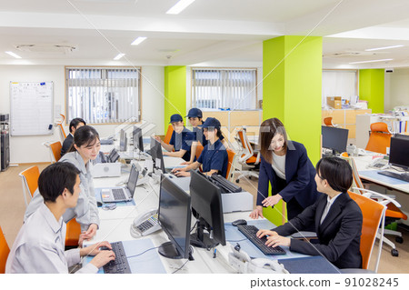 在物流/運輸行業辦公室工作的人 在物流/運輸行業辦公室工作的人 91028245