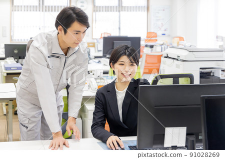 在物流/運輸行業辦公室工作的人 在物流/運輸行業辦公室工作的人 91028269