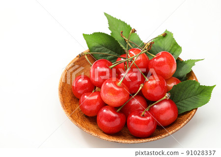 木板上的櫻桃，白色背景上的葉子 91028337