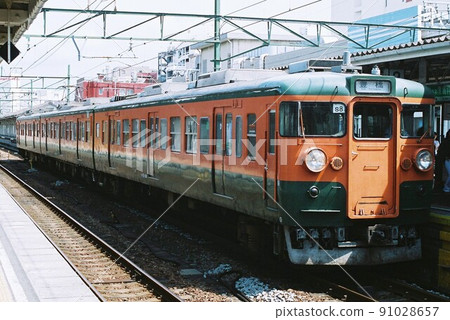 東海道本線 115 系列列車在車站等待出發 91028657