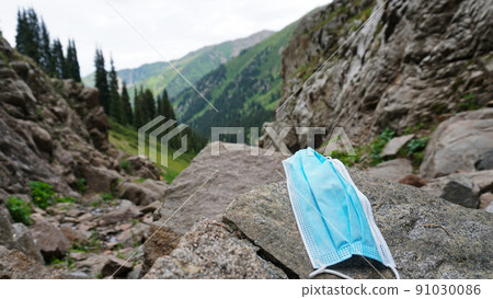 The used medical mask was thrown out in nature. The used medical mask was thrown out in nature. 91030086