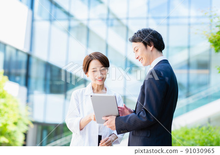 Female doctor and salesman shooting cooperation: LINK FOREST 91030965