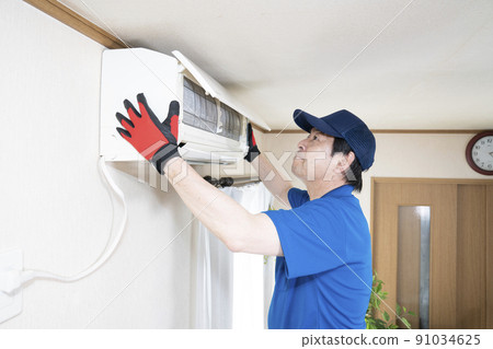 安裝空調的工人 91034625
