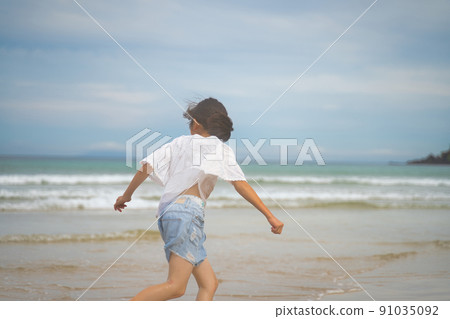 孩子們在海裡玩 孩子們在海裡玩 91035092