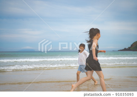 孩子們在海裡玩 孩子們在海裡玩 91035093