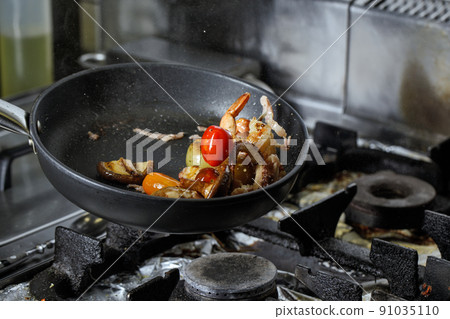 Process of frying seafood with vegetables. Seafood recipes 91035110