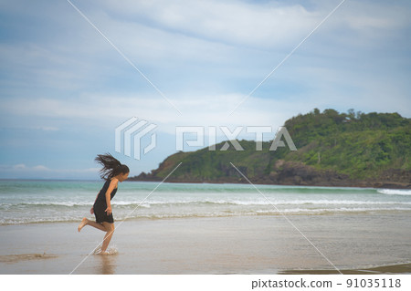 孩子們在海裡玩 孩子們在海裡玩 91035118