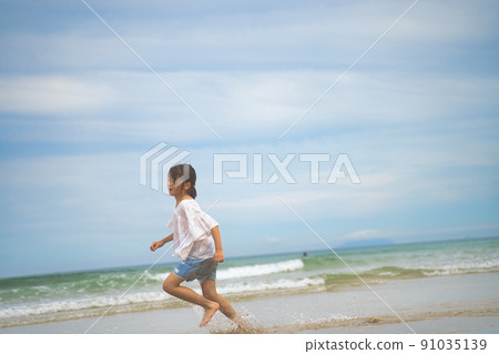 Children playing in the sea 91035139