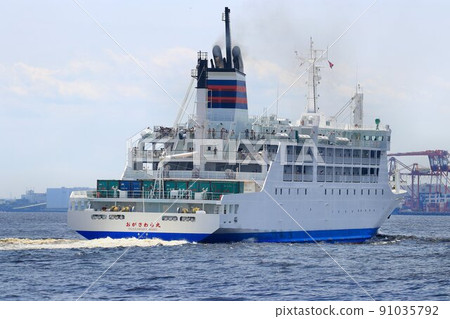 To a full-day voyage ... The third generation Ogasawara Maru, a cargo-passenger ship that supports the lives of Chichijima and Hahajima To a full-day voyage ... The third generation Ogasawara Maru, a cargo-passenger ship that supports the lives of Chichijima and Hahajima 91035792